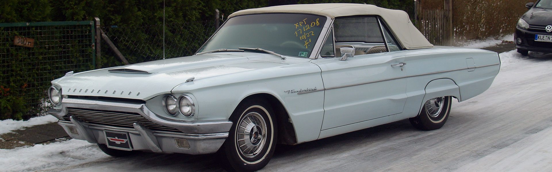 Ford Thunderbird cabriolet in de sneeuw